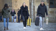 En una imagen de archivo, turistas con maletas por el centro de Santiago