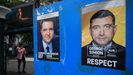 Carteles electorales de Nicusor Dan  y George Simion.