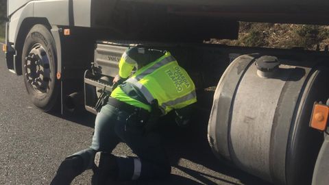 Un guardia civil inspecciona el camin interceptado y que tena manipulado el tacgrafo