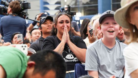 Grupos de personas siguieron el regreso de la misi�n Artemis 2 a la Tierra desde el museo del espacio y del aire de San Diego.