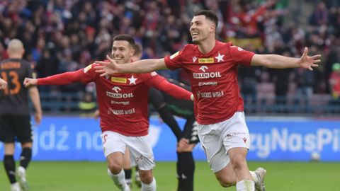 Los gallegos Miki Villar y Luis Fernndez celebran un gol en un partido reciente.