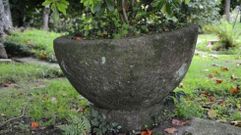 La otra pila aparece referenciada como el elemento 56 del inventario elaborado sobre los bienes de Meir�s (la de arriba es la 50). En este caso no hay decoraci�n, y presenta dos hendiduras circulares en la parte superior. Una y otra, y m�s piezas, pasaron a se maceteros. 