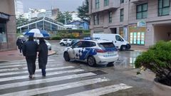 Un coche de la Polic�a Local, cortando el acceso a la calle Manuel Pi�eiro Pose