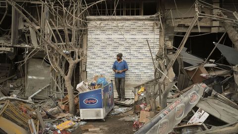 Un hombre se encuentra este lunes, entre las ruinas de un edificio bombardeado en la noche del 26 de marzo en un ataque israel�-estadounidense en plaza Nilufar en el este de Teher�n (Ir�n).