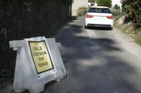 <span lang= es-es >Acumulaci�n de advertencias</span>. Los carteles advirtiendo de que la calle est� cerrada se suceden. Pese a todo, muchos de los conductores los obvian y circulan por ella. 