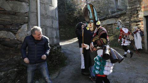 Os felos percorren Maceda.A comitiva co personaxe do entroido tradicional estn a percorrer os pobos do municipio e a Serra de San Mamede