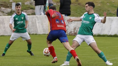 Vila intenta frenar a Del Río en un lance del partido en A Marosa.