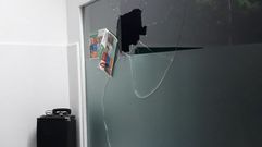 Unos desconocidos arrojaron un ladrillo con hormig�n contra uno de los cristales de la fachada
