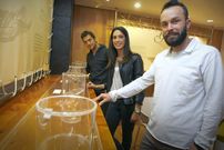 Yayo Daporta, al fondo, posa con Mar�a Otero, directora de enoturismo de la bodega, y con Iv�n Dom�nguez. 