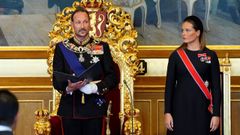 Haakon de Noruega lee su discurso junto a su hija y heredera, la princesa Ingrid Alexandra