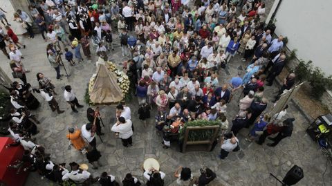 Un momento de la ofrenda floral a la patrona de Monforte, la Virgen de Montserrat, en el da grande de las fiestas de la ciudad