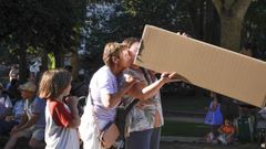 Decenas de vecinos y turistas se acercaron al parque de Rosal�a para contemplar el eclipse.