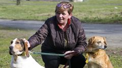 Mar VIlari�o, presidenta de El Hogar de Wilbur, con Furia y Philipa, a las que la protectora ha buscado un hogar en Inglaterra