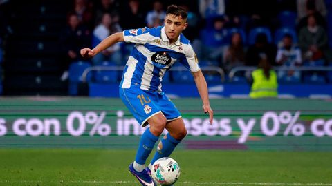 Yeremay conduce el bal&oacute;n en el &uacute;ltimo partido en Riazor ante el Mirand&eacute;s.