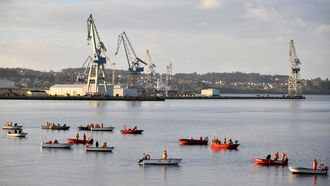 Imagen de archivo de mariscadores en As P&iacute;as recogiendo almeja para su depuraci&oacute;n en batea. 