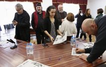 Os responsables da adaptaci�n e o autor, onte en Vimianzo, co alcalde