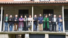 Os membros do padroado da Fundaci�n Risco no balc�n da sede da entidade