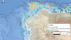 Representaci�n del solapamiento entre caladeros de pesca (marcados en azul, fuente: IEO), las zonas potenciales establecidas para la e�lica marina por el POEM (marcadas en amarillo, fuente: Miteco) y las zonas establecidas por la Comisi�n Europea para cerrar la pesca en contacto con el fondo, artes fijas de anzuelo y de red y arrastre (marcadas en naranja, fuente: DG-MARE)
