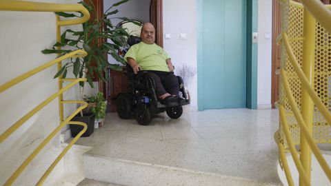 Gerardo, ante las escaleras y el ascensor que no funciona. 