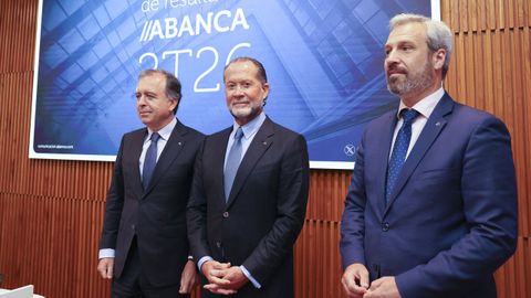 El consejero delegado de Abanca, Francisco Botas, el presidente, Juan Carlos Escotet, y el director general financiero, Alberto de Francisco