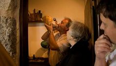 Alexandre Nerium haciendo sonar el cuerno de mar a la usanza de los viejos marineros ante la escritora Elena Poniatowska.