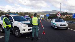 Efectivos de la Guardia Civil en un control de acceso instalado en el Puente Internacional de Tui (Pontevedra)