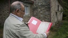 Luis Soto, con los documentos que acreditan el origen de la vivienda. 