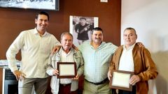 Gelucho, a la derecha, cuando recibi� un homenaje el a�o pasado. Junto a �l est�n dos de sus hermanos, Moncho y Man�n, as� como su sobrino Gabriel Riveiro