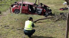 Una agente fotograf�a el turismo siniestrado el d�a del accidente