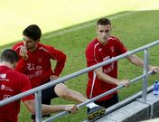 Manu y Seoane, haciendo ejercicios de estiramientos, son dos de los estandartes del Lugo.