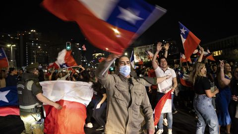 Partidarios del rechazo a la nueva constitucin chilena celebran el resultado del plebiscito en Santiago de Chile