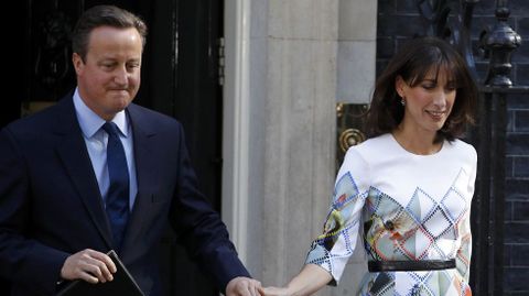 David Cameron y su esposa Samantha, ante Downing Street