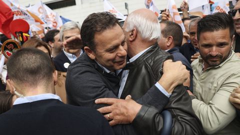 Lu�s Montegro, abrazado a un simpatizante de su formaci�n, durante un acto en las calles de Barcelos