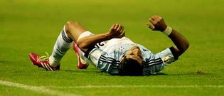 Augusto Fern�ndez cay� lesionado nada m�s entrar en el campo, pero consigui� finalizar el partido pese a estar renqueante.