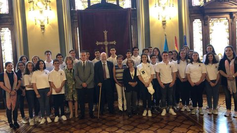 Marcelino Marcos, en el centro, junto al responsable de cultura del Centro Asturiano de Mxico, Aurelio Gonzlez y los jvenes mexicanos de ascendencia asturiana que visitan el Principado