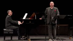 Celso Albelo, acompa�ado al piano de Parra, el domingo en el Col�n