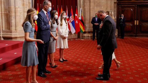 La Familia Real saluda al cocinero y filntropo asturiano Jos Andrs, en el Reconquista de Oviedo