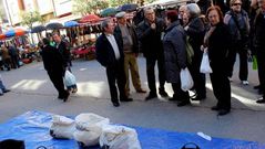 El alcalde, Alfredo Garc�a, presentando la campa�a a un grupo de vecinos