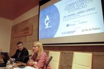 Rafael L�pez, jefe de Oncolog�a del CHUS, fue presentado por la periodista Eva Mill�n. 