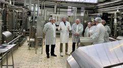 El delegado territorial de la Xunta, a la izquierda, en su visita a la planta de Celega