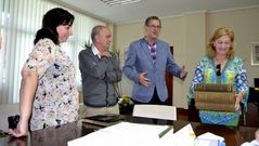 La presidenta del Padroado, el periodista Toni Se�rez, el alcalde y la bibliotecaria, ayer en la alcald�a