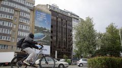 Al fondo, con fachada oscura, el edificio de la plaza de Ourense donde se encuentra el piso en venta ms caro de A Corua