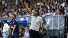 Antonio Hidalgo, en primer plano, da �rdenes desde la l�nea lateral.