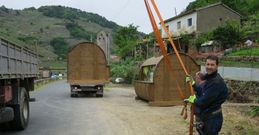 Instalaci�n de los puestos en los que se vender�n cerezas y vinos