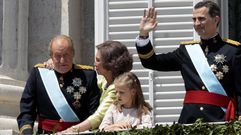 Parte de la Familia Real, saludando el d�a de la proclamaci�n de Felipe VI. 
