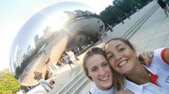 Autofoto de Camila Alonso e Inés Santiago en The Bean, uno de los lugares emblemáticos de Chicago