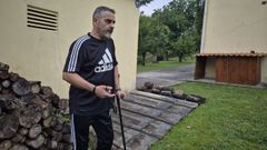  C�sar �scar L�pez rescat� del garaje una caseta de perro para intentar que la nueva camada de gatos que apareci� en su casa de Arillo y que est� guarecida detr�s de unos troncos, se trasladen a una zona m�s segura.  