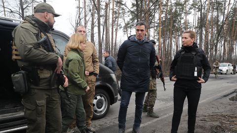 Pedro S�nchez y la primera ministra danesa, Mette Frederiksen (d), acompa�ados por la viceprimera ministra de Ucrania de Asuntos Europeos, Olha Stefanishyna (2i), en su visita  a la ciudad de Borodianka el pasado mes de abril