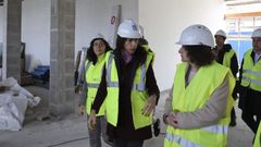 La conselleira Mara Martnez Allegue y la alcaldesa Goretti Sanmartn, en una imagen de archivo en la visita a las viviendas de promocin pblica que construye la Xunta en O Castieirio