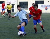 Rafita intenta controlar un bal�n ante el filial en la medular de Os Carr�s.